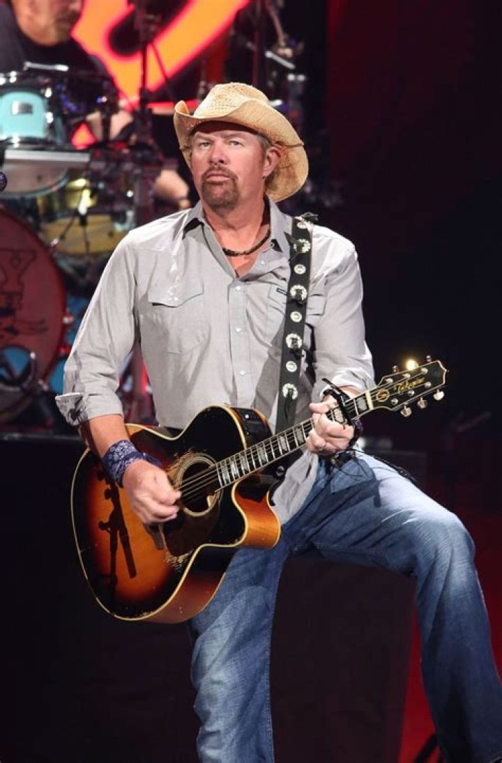 5 Things On Country Singer – Hollywood Life