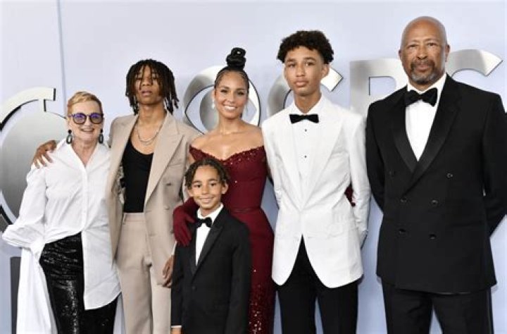Alicia Keys Tells Her Kids She’s Hosting The Grammys & They Could Not Care Less: Funny Video