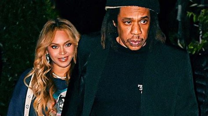 Beyonce & JAY-Z Bundle Up & Leave The Kids At Home For Outdoor Dinner Date In NYC