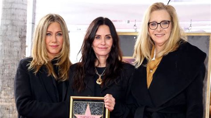 Courteney Cox & Jennifer Aniston Rock Sexy Bikinis On Mexico Vacation – Hollywood Life