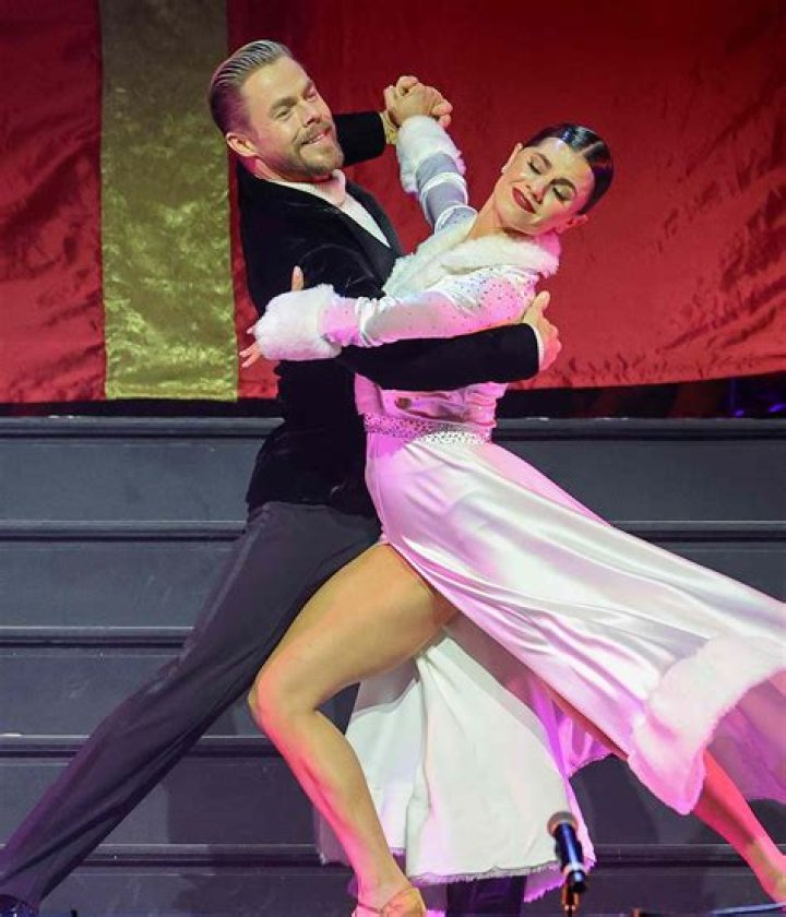 Derek Hough Reveals How He & Sister Julianne ‘Keep Each Other Grounded’