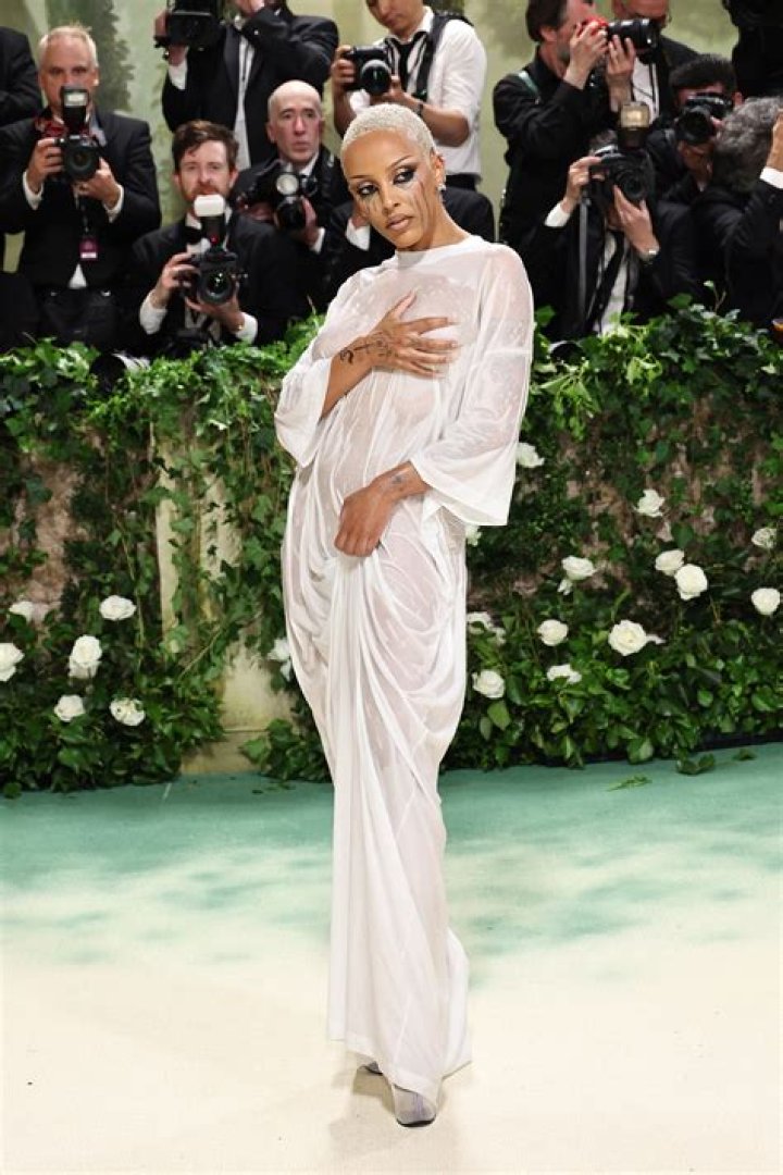 Doja Cat Dressed Like Karl Lagerfeld’s Cat At The Met Gala, Of Course – Hollywood Life