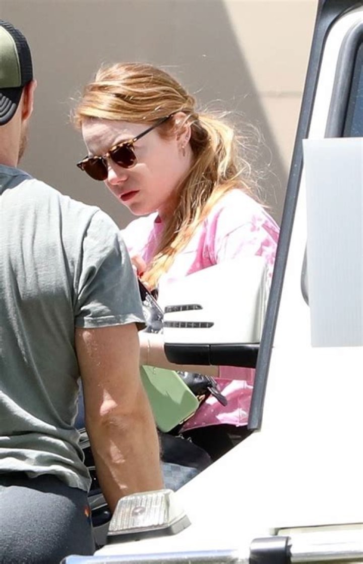 Emma Stone & Husband Dave McCary Go To Gym 2 Months After Baby’s Birth – Hollywood Life