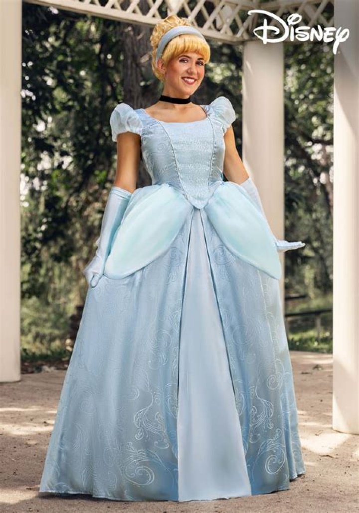 Fans Freak Over Light-Up Cinderella Gown – Hollywood Life