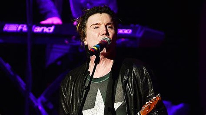 Goo Goo Dolls’ John Rzeznik Performs Surprise Concert On Porch In NJ – Hollywood Life