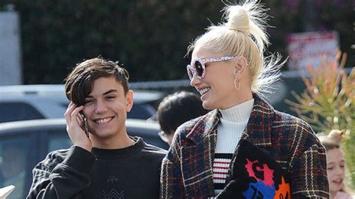 Gwen Stefani’s Son Kingston Sings At Stepdad Blake Shelton’s Bar – Hollywood Life