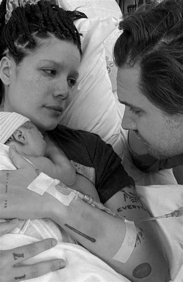 Halsey Breastfeeds Baby Ender, 1 Month, In New Mirror Selfie: ‘Welcome To The Jungle’