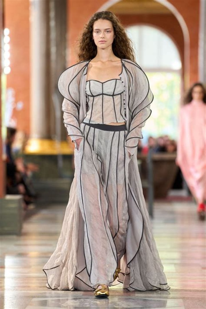 Halsey Makes Paris Fashion Week Debut On The Runway: Photos – Hollywood Life