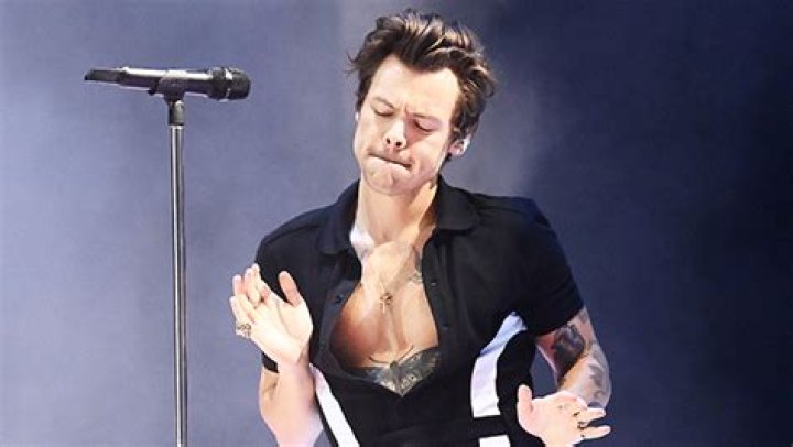 Harry Styles Rips His Pants With Jennifer Aniston In Audience: Watch – Hollywood Life