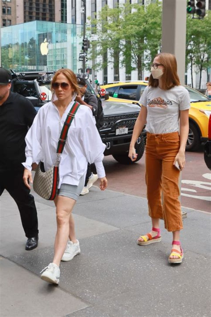 Jennifer Lopez & Ben Affleck’s Daughter Violet In NYC: Photos – Hollywood Life
