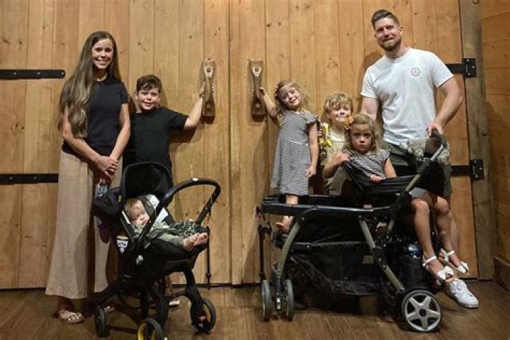 Jinger Duggar Shares Pic Of Daughter, 10 Mos., Standing & Fans Can’t Believe She’s Already Walking