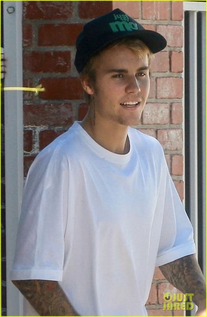 Justin Bieber Shows Off His Glistening Muscles While Stepping Out With Hailey Baldwin — Pics
