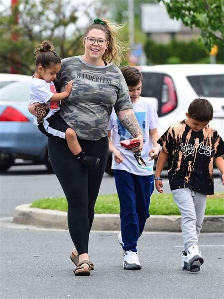 Kailyn Lowry ‘Struggled’ After Chris Lopez’s Aunt ‘Leaked’ Pregnancy – Hollywood Life