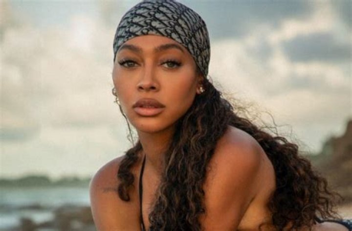 Kelly Rowland Rocks Protective Face Gear & Stunner Shades After Posting ‘Thirst Trap’ Bikini Snap — See Pic