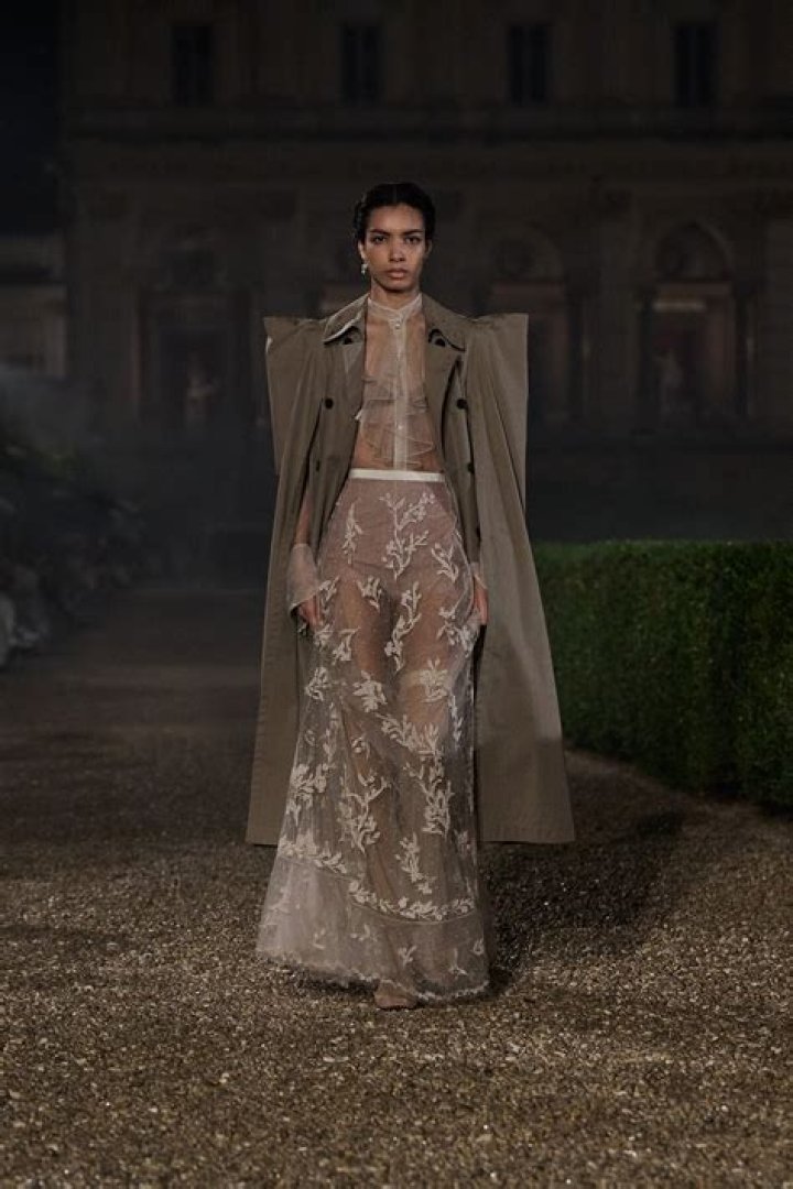 Kendall Jenner Makes Epic Return To VS Fashion Show Runway In Revealing Lingerie