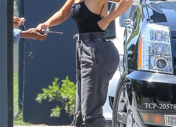 Kim Kardashian’s Butt Looks Bigger Than Ever In Gray Sweatpants — Pic – Hollywood Life
