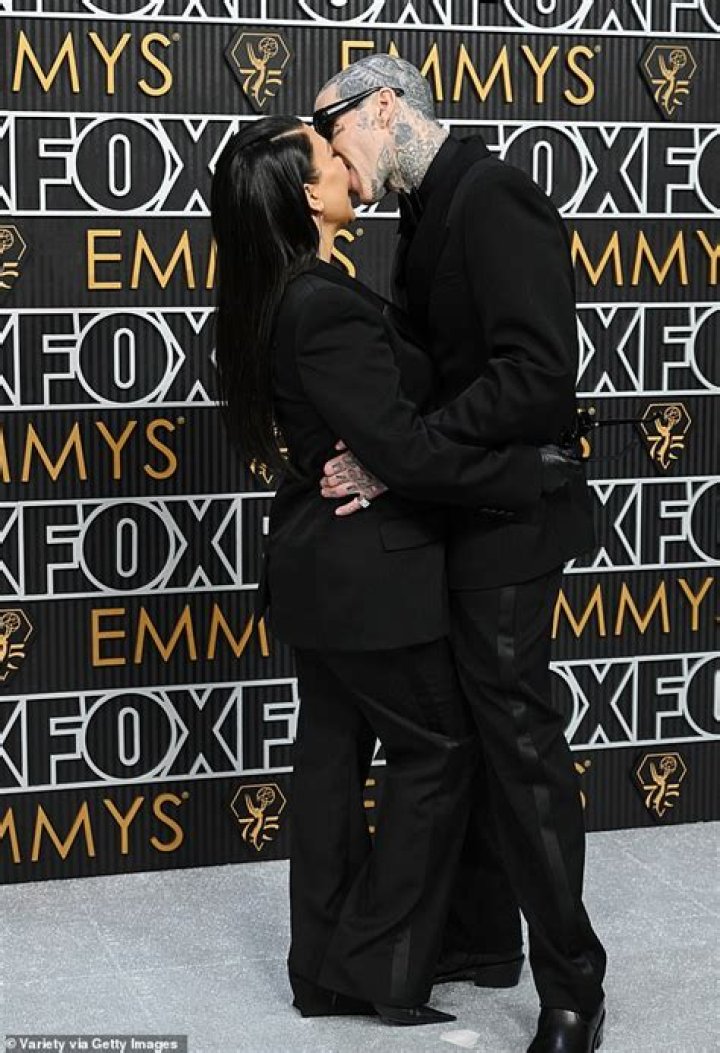 Kourtney Kardashian & Travis Barker Kiss In Cabo Pool: Photos – Hollywood Life