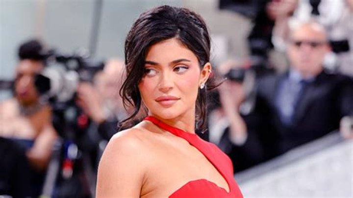 Kylie Jenner Had Boob Job At 19, She Confirms On ‘Kardashians’ – Hollywood Life