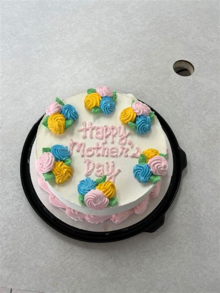 Kylie Jenner Trolled By Fans For How She Cut Mother’s Day Cake & Her Response Is Epic