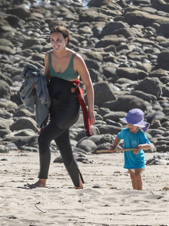 Leighton Meester Rocks Green Bikini Top & Hangs With Son On The Beach – Hollywood Life