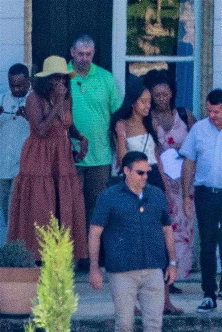 Malia Obama, 20, Rocks Camisole & Jeans On Vineyard Tour With Mom Michelle In France
