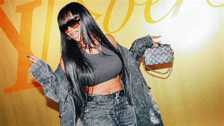 Megan Thee Stallion’s Yellow Crop Top & Biker Shorts in Sexy Gym Video – Hollywood Life