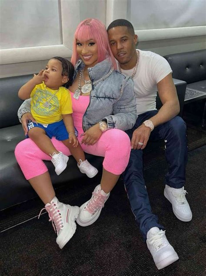 Nicki Minaj Snuggles Up To Shirtless Kenneth Petty & Jokes That He Has 1 Mo. To ‘Get His 6-Pack Right’