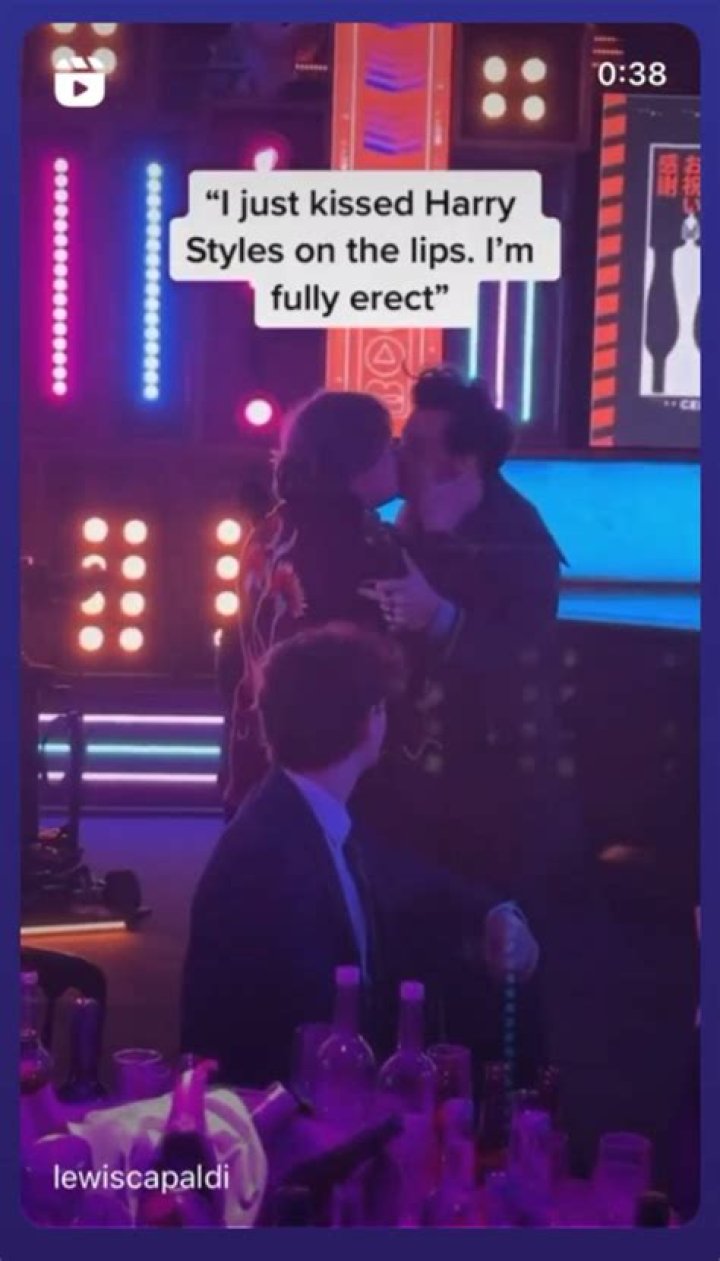 [PIC] Harry Styles Kissing — 1D Star Locks Lips With Mystery Girl – Hollywood Life
