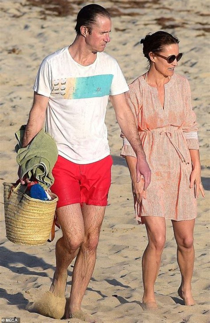 [PICS] Kate Middleton Bikini Photos — The Duchess’ Sexiest Beach Pics – Hollywood Life