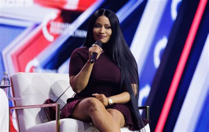[PICS] Nicki Minaj’s Nip Slip — Singer Wears No Bra Under Jacket – Hollywood Life