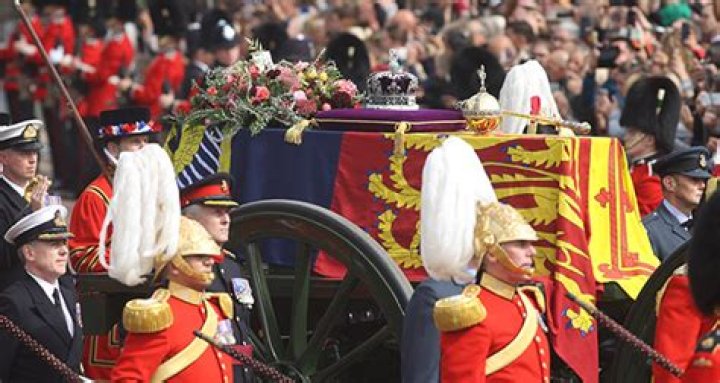 Queen Elizabeth II’s Casket Featured Flowers From Wedding – Hollywood Life