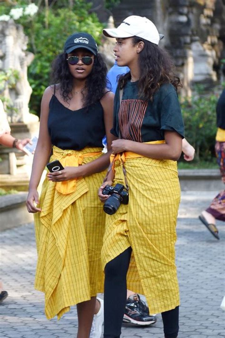 Sasha, Malia & Michelle Obama Beautiful In Yellow Sarongs At Bali Temple: See PICS