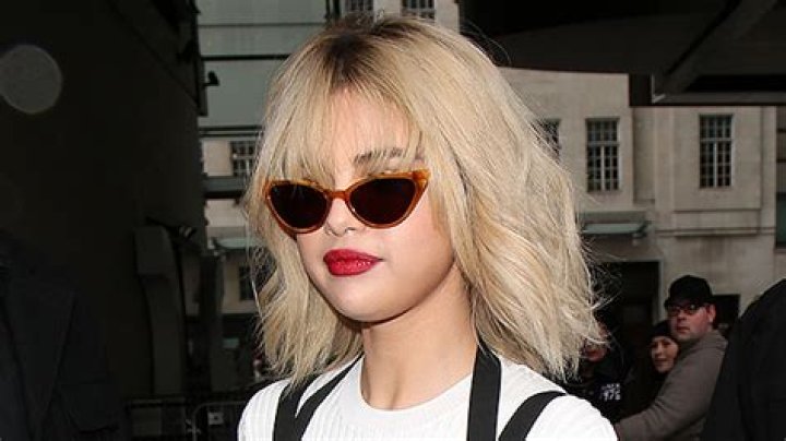 See Her Blonde Ponytail In YouTube Beauty Video – Hollywood Life