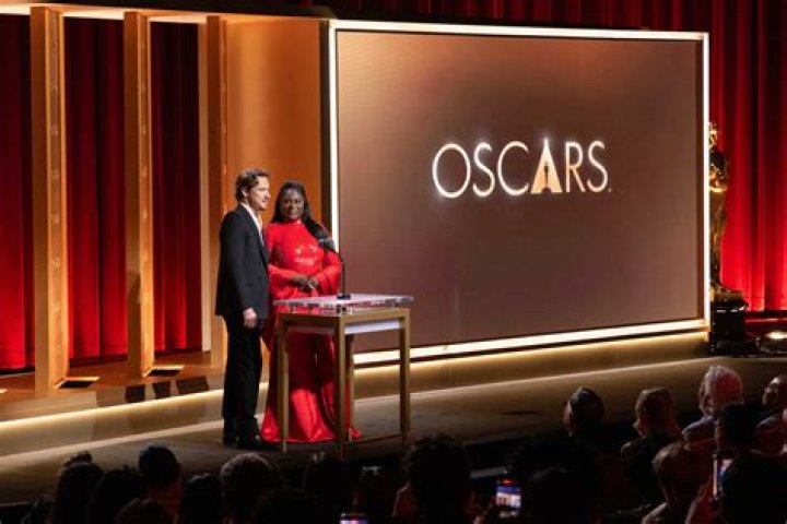 Seth MacFarlane DISSES Kardashians At The Oscars — ‘Dark Facial Hair’ – Hollywood Life