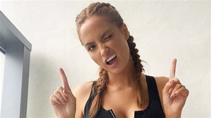 SI Model Reveals What She Eats On Shoot Days – Hollywood Life