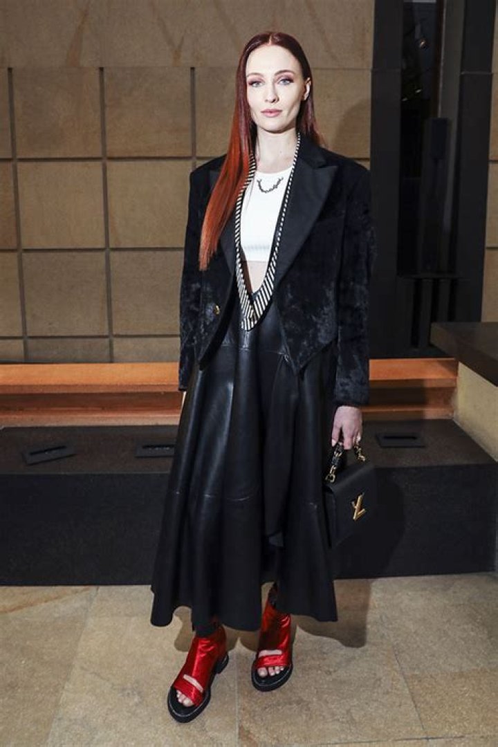 Sophie Turner’s Baby Bump In Leather Dress – Louis Vuitton Show Photos – Hollywood Life