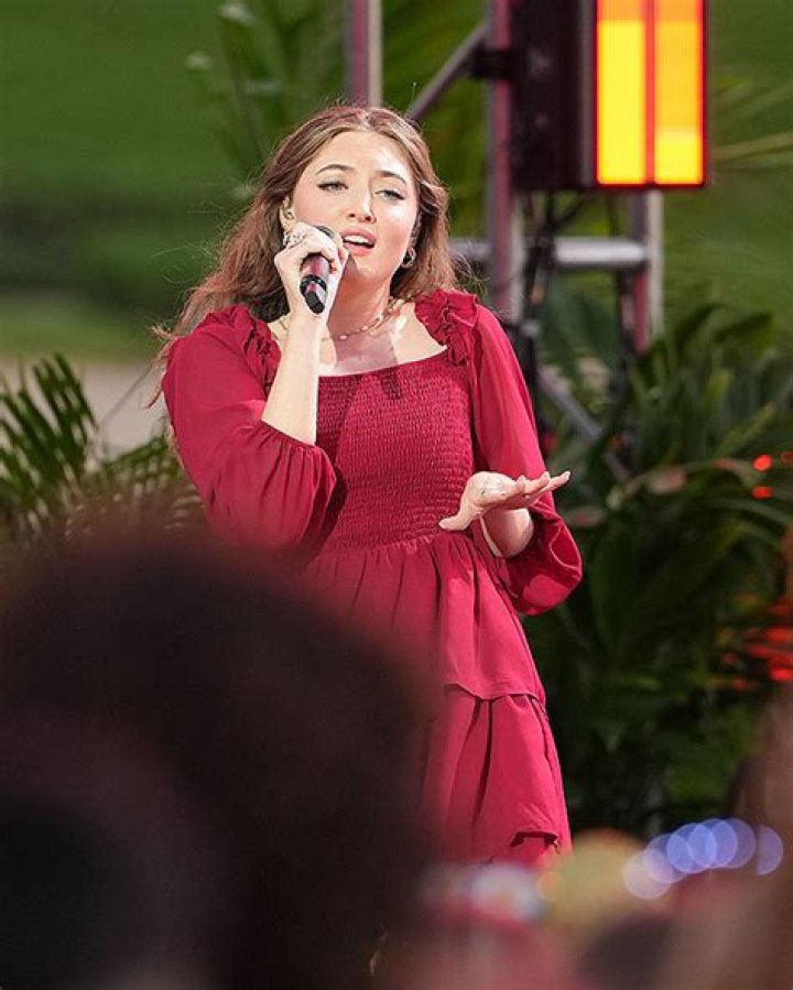 The Top 26 Begin Their Performances In Hawaii – Hollywood Life